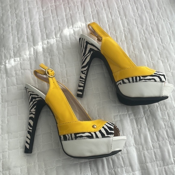 ⭐️ HOST PICK ⭐️ Qupid | Yellow Gaze Sandal heels size 7 zebra Print pumps pumps - Picture 3 of 9